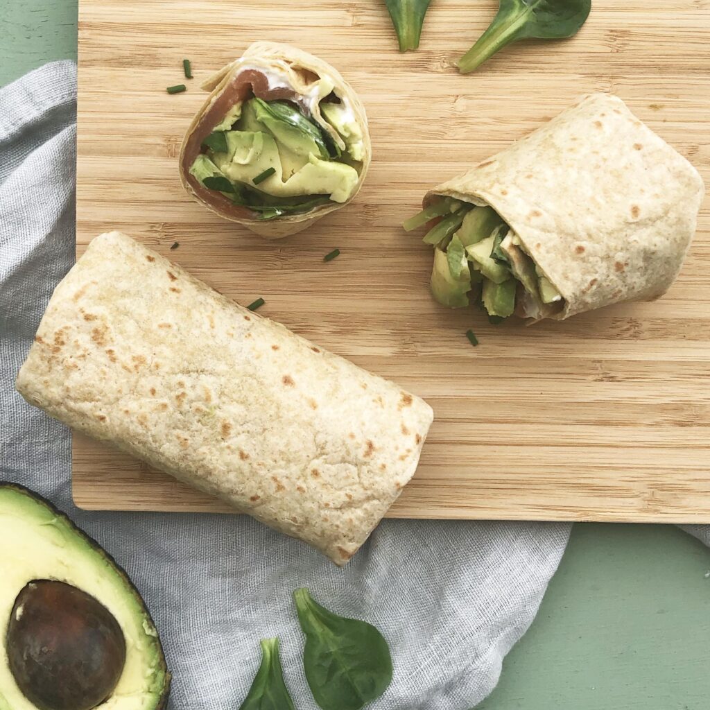 Découvrez des centaines de recettes de lunch-box hyper faciles & rapides à préparer sur l'app Appetia, comme le “Wrap saumon & avocat” !