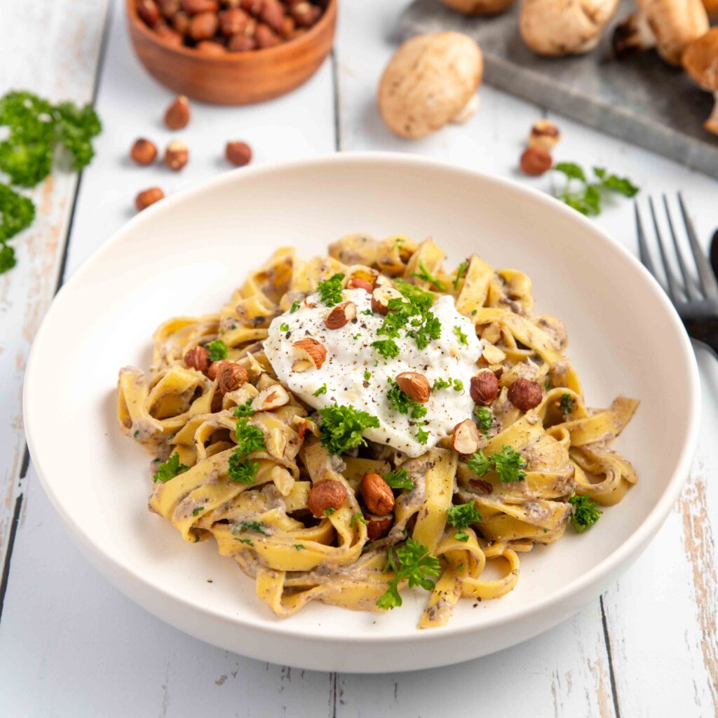 Retrouvez des centaines de recettes végétariennes délicieuses sur Appetia. Recette de “Pâtes à la crème de champignons et à la burrata à retrouver sur l’app !
