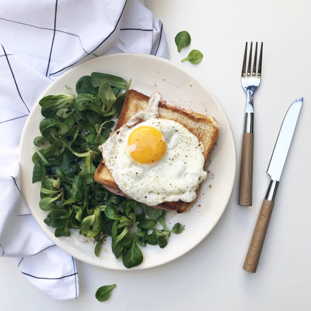 Qui a dit qu’un bon repas était forcément long à préparer ? Recette “Le croque-madame” à retrouver sur l’application Appetia.